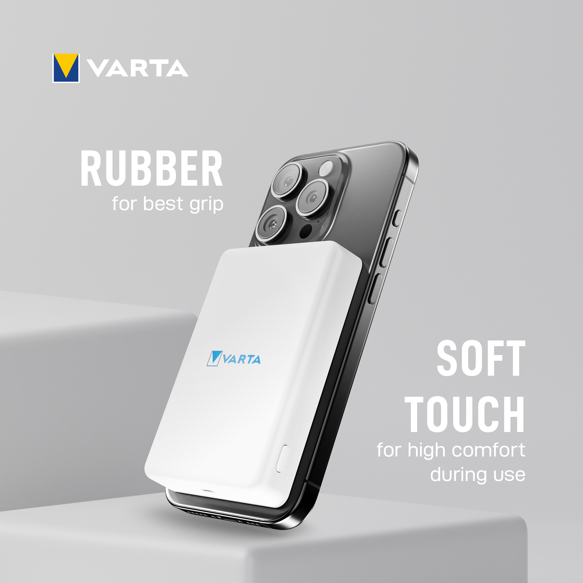 Egy fehér Varta power bank egy fekete telefonhoz van csatlakoztatva, szöveggel: gumi a legjobb fogáshoz.