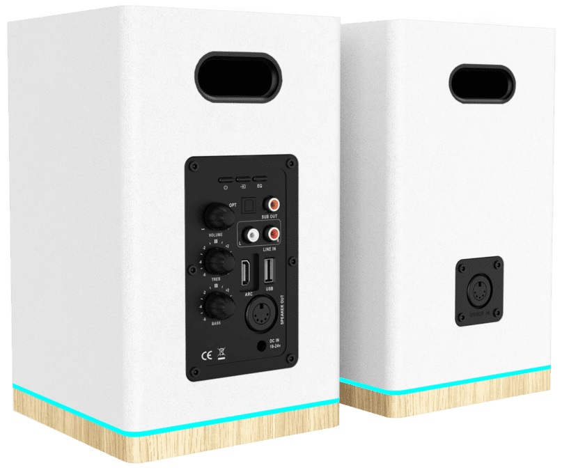 Dwa białe głośniki z drewnianą podstawą i niebieskim światłem. Widoczne elementy sterujące i wejścia.