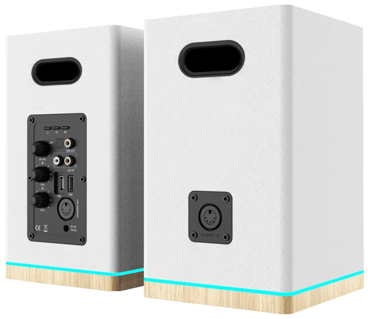 Dwa białe głośniki z jasnymi drewnianymi spodami, tylny panel widoczny po lewej stronie.