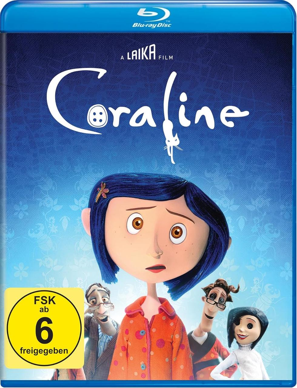 Coraline Blu-ray-Cover. Animiertes Mädchen mit blauen Haaren und andere Charaktere. Blauer Hintergrund.