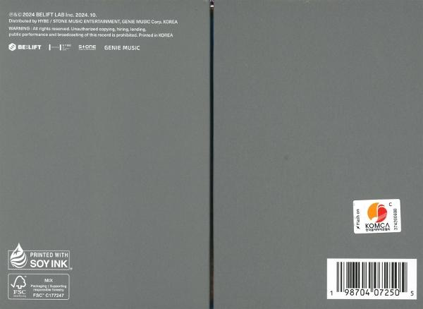 Ein graues Albumcover mit Text, einem Barcode und einem Aufkleber. Der Text ist auf Koreanisch und Englisch.