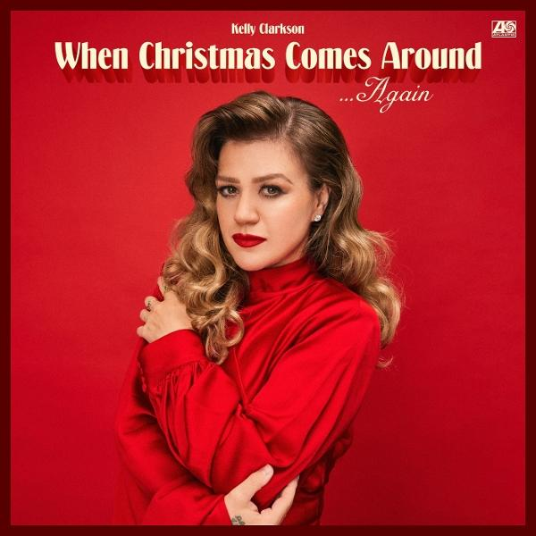 Kelly Clarkson vor rotem Hintergrund. Der Albumtitel lautet "When Christmas Comes Around... Again".