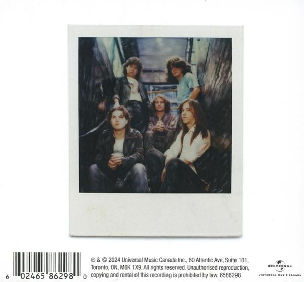 Foto im Polaroid-Stil einer Band, die im Freien posiert. Text und Logo unten.