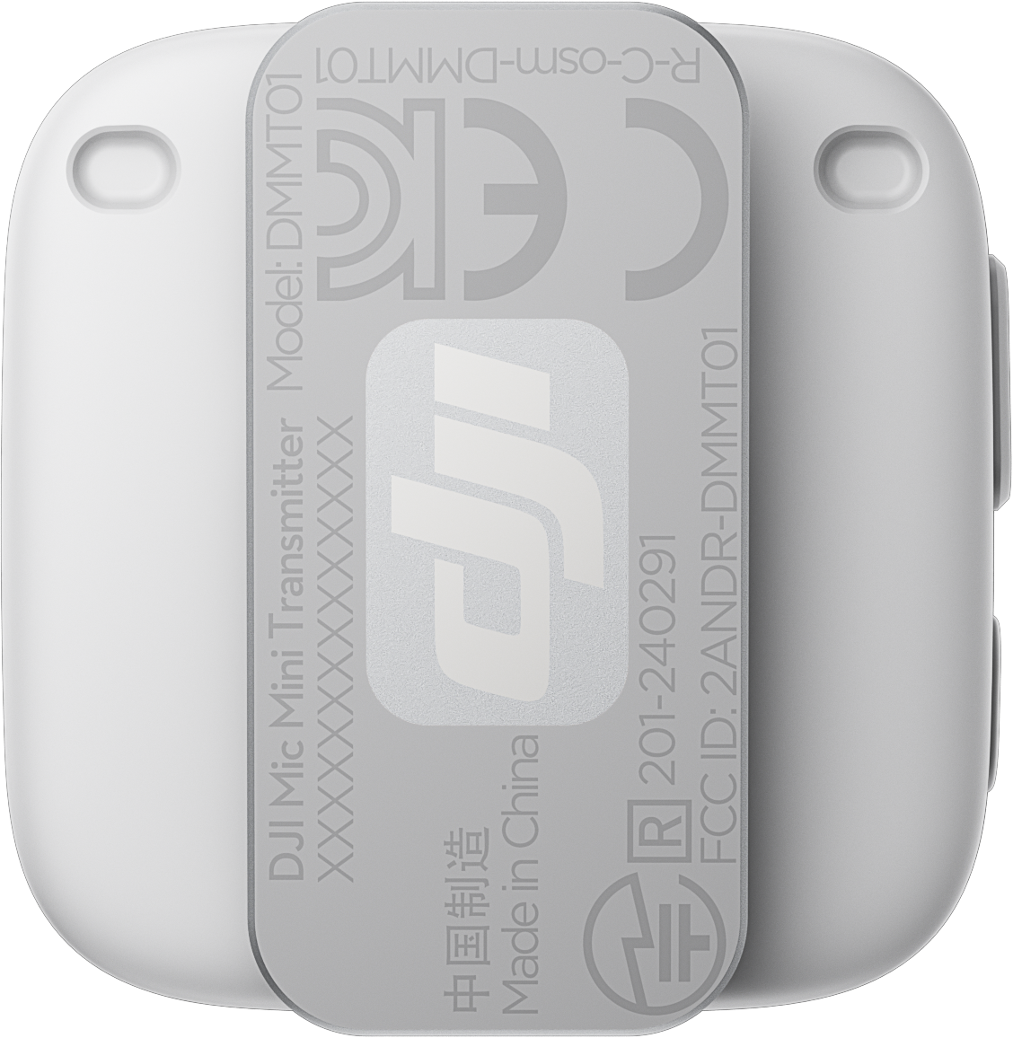 Émetteur DJI Mic Mini blanc. Les détails incluent les informations du modèle et l'ID FCC. Le fond est gris.