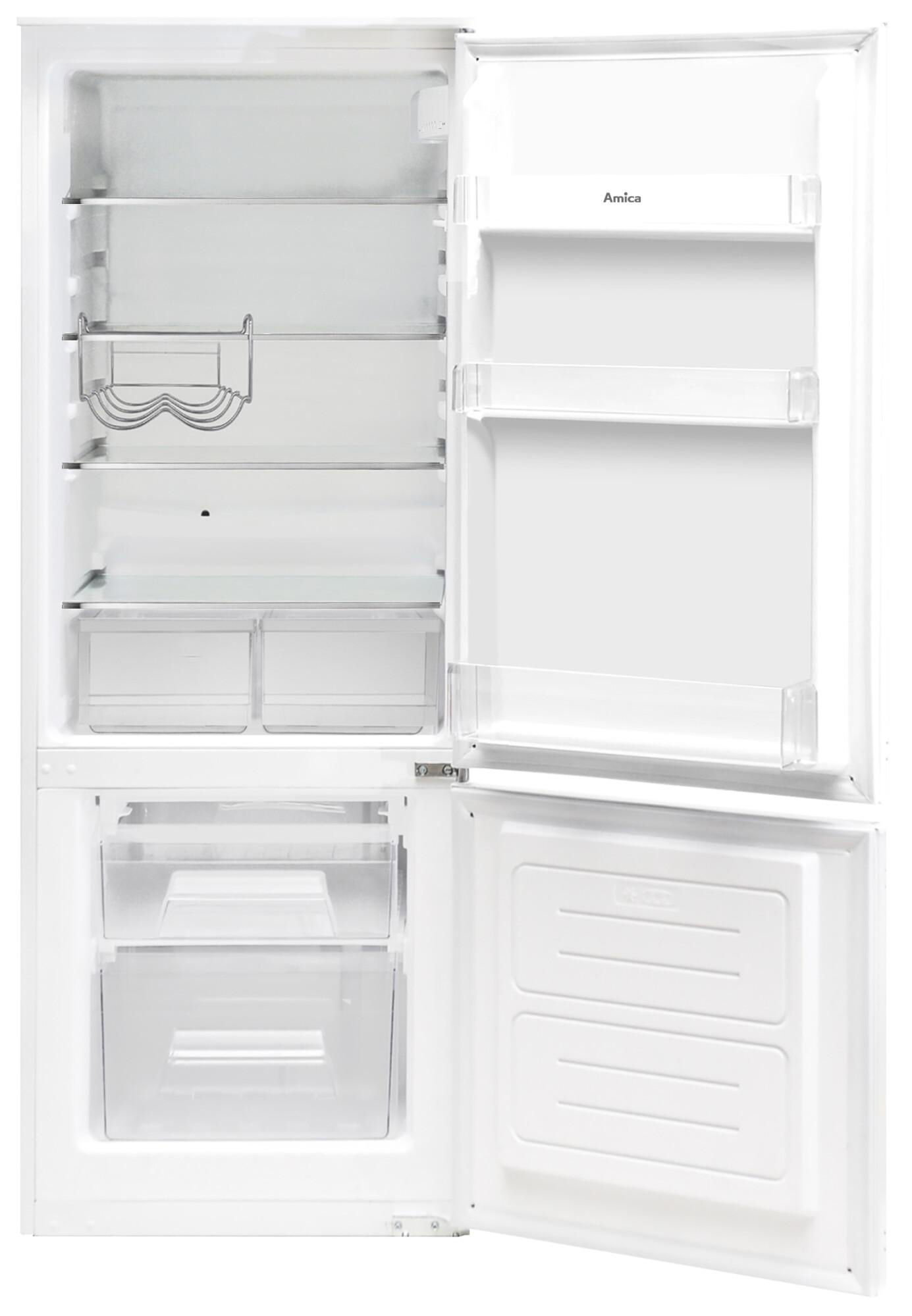 Ein offener weißer Kühlschrank, der Regale, Schubladen und das Amica-Logo zeigt.