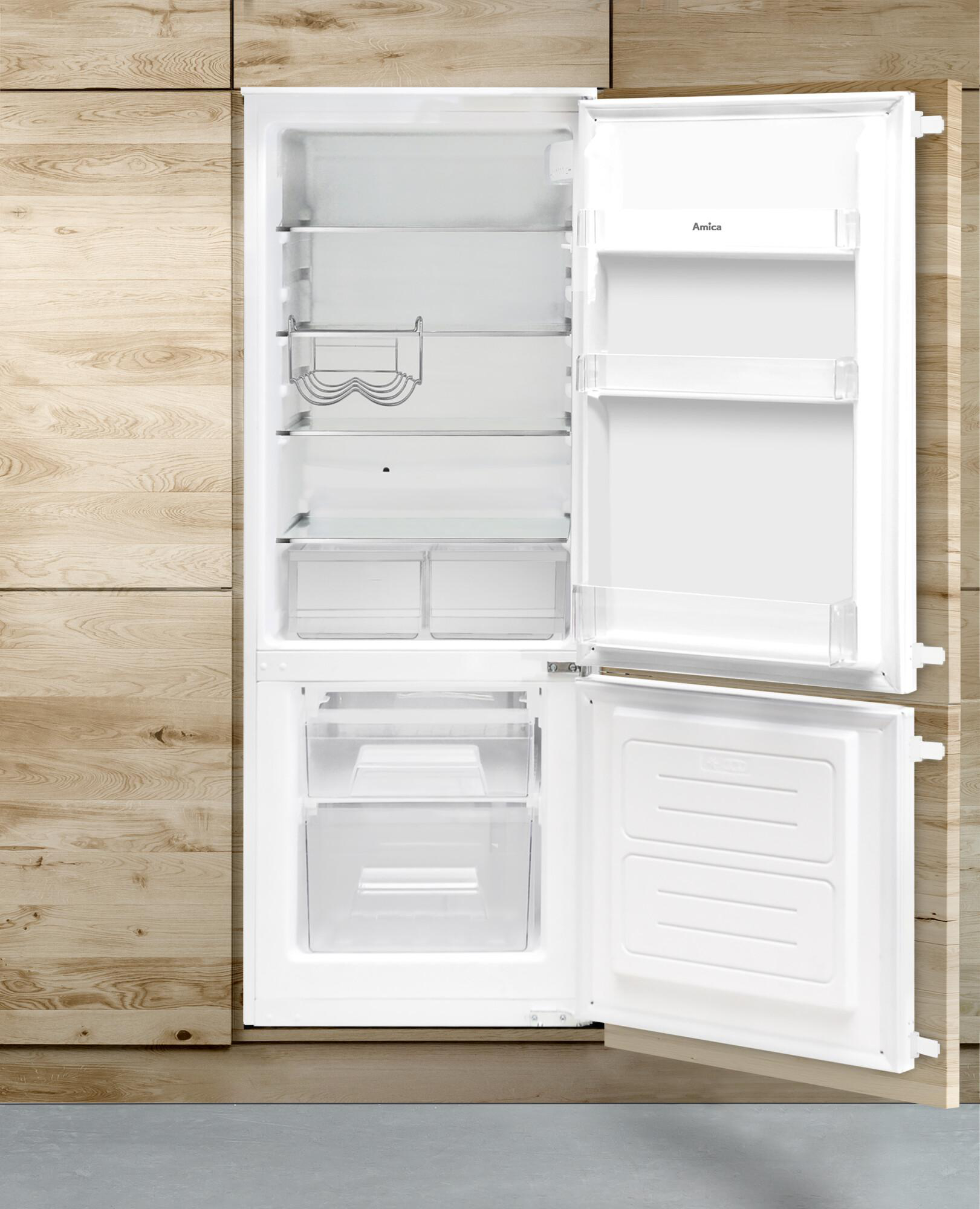 Ein offener Amica Kühlschrank mit Lebensmitteln im Inneren. Holzverkleidung bildet den Hintergrund.