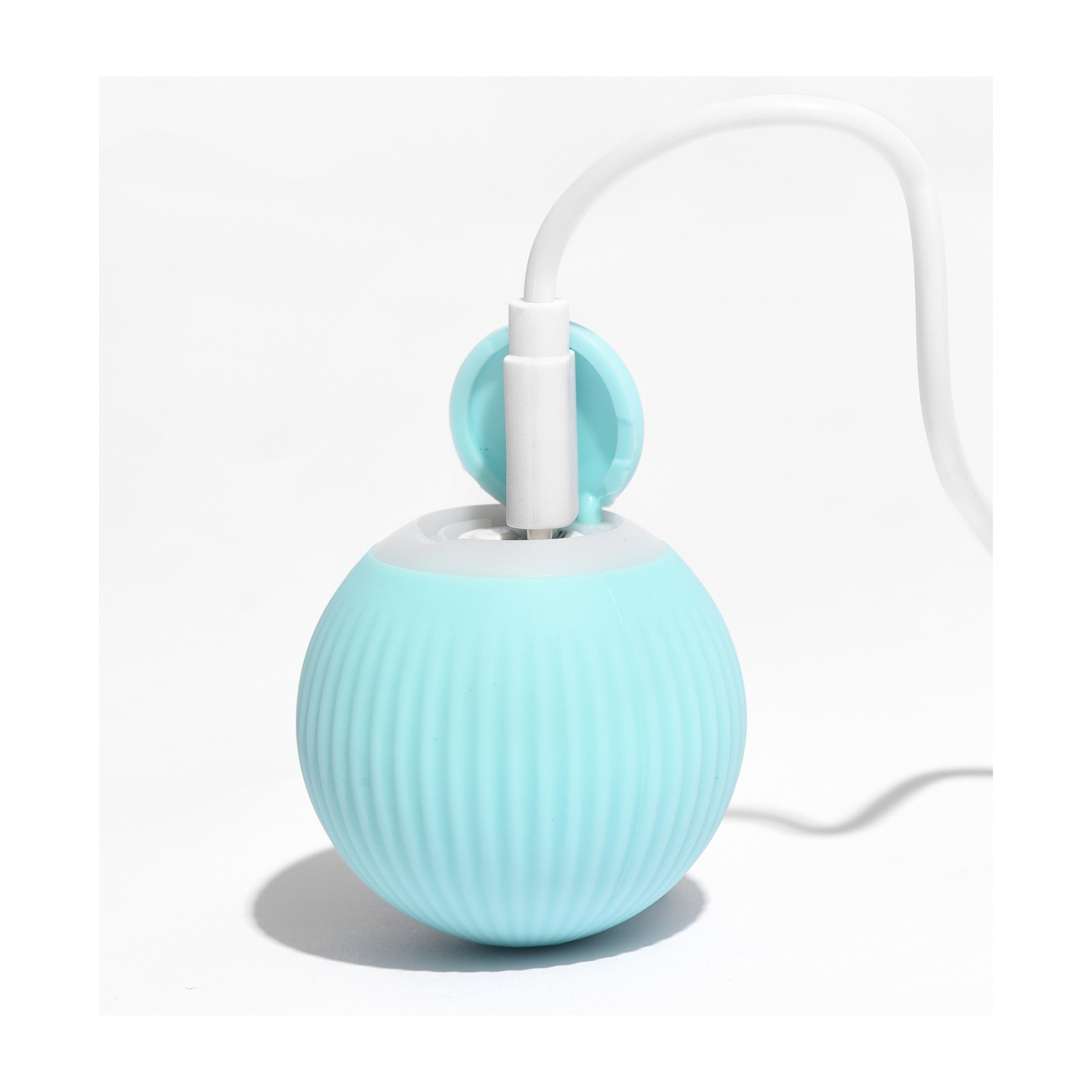 Sfera di ricarica blu e bianca collegata a un cavo bianco.