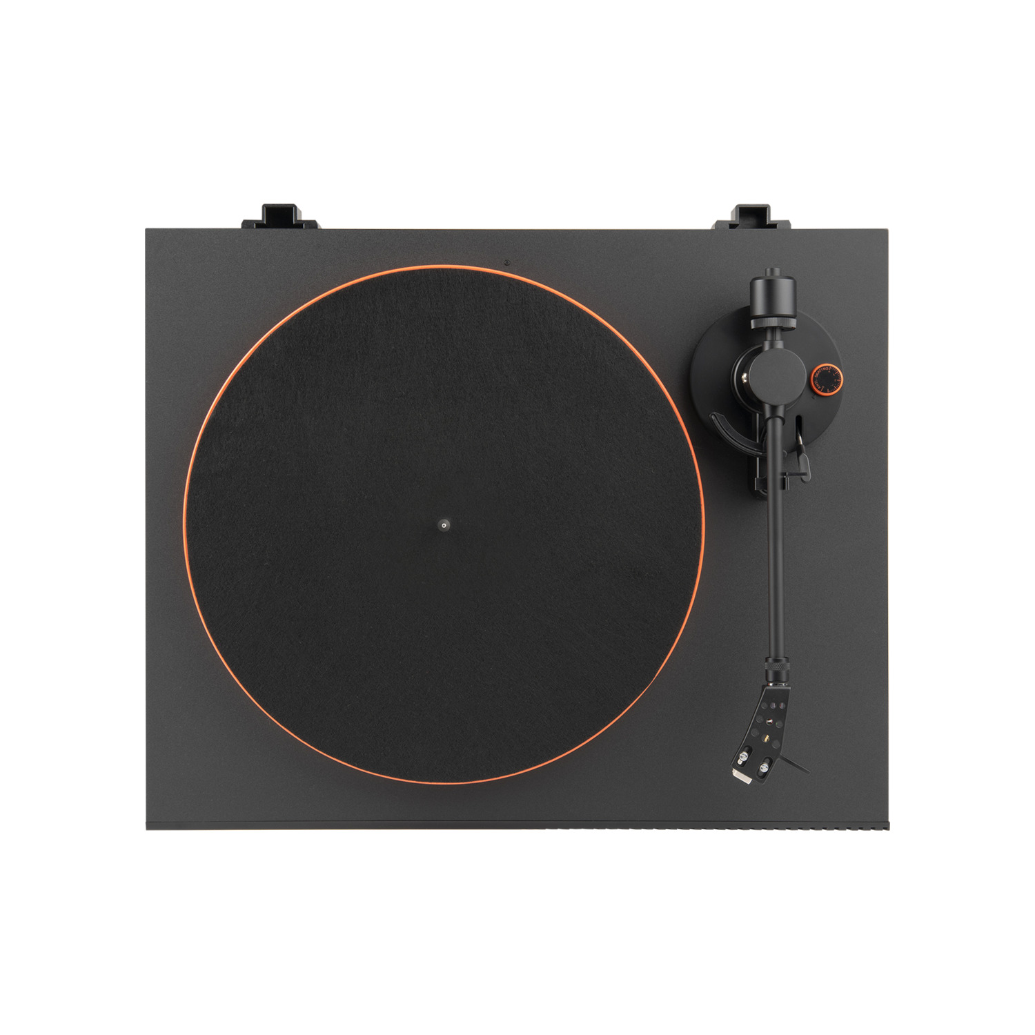Een zwarte platenspeler met een oranje accent rond de plaat en een zwarte toonarm.