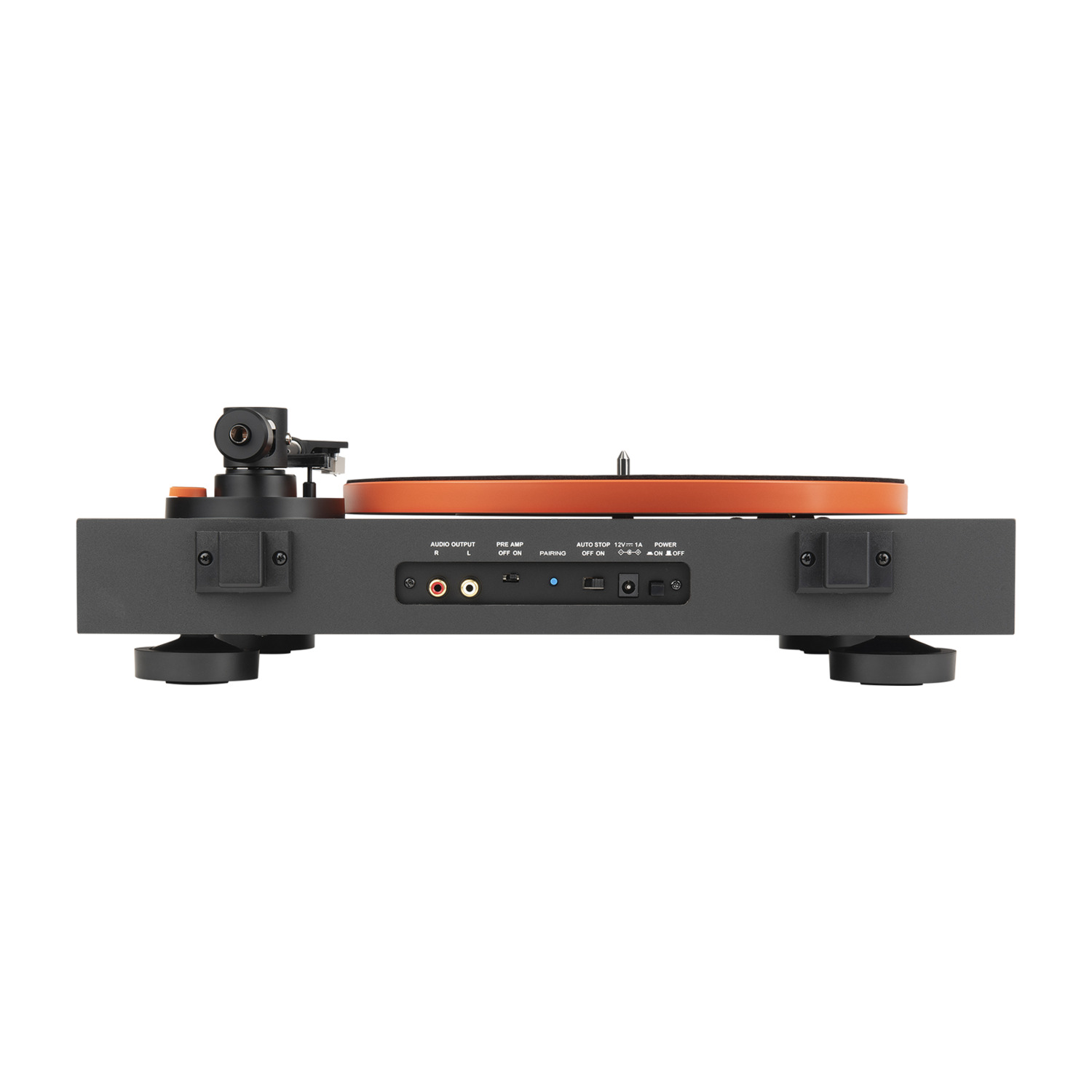 Zwarte platenspeler met oranje accenten, zijaanzicht, met audio-uitgang en stroomingangen.
