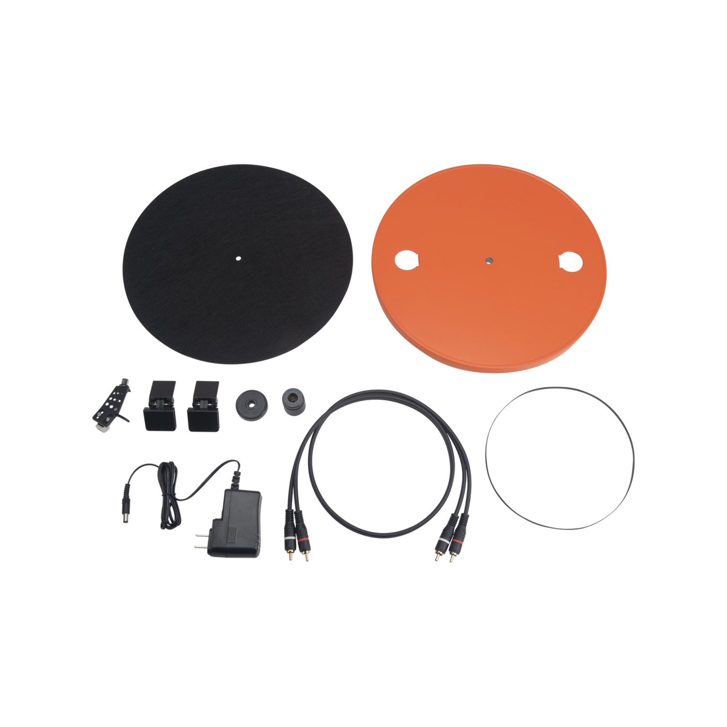 Componenten voor een platenspeler: twee oranje en zwarte platters, kabels, cartridge en voeding.