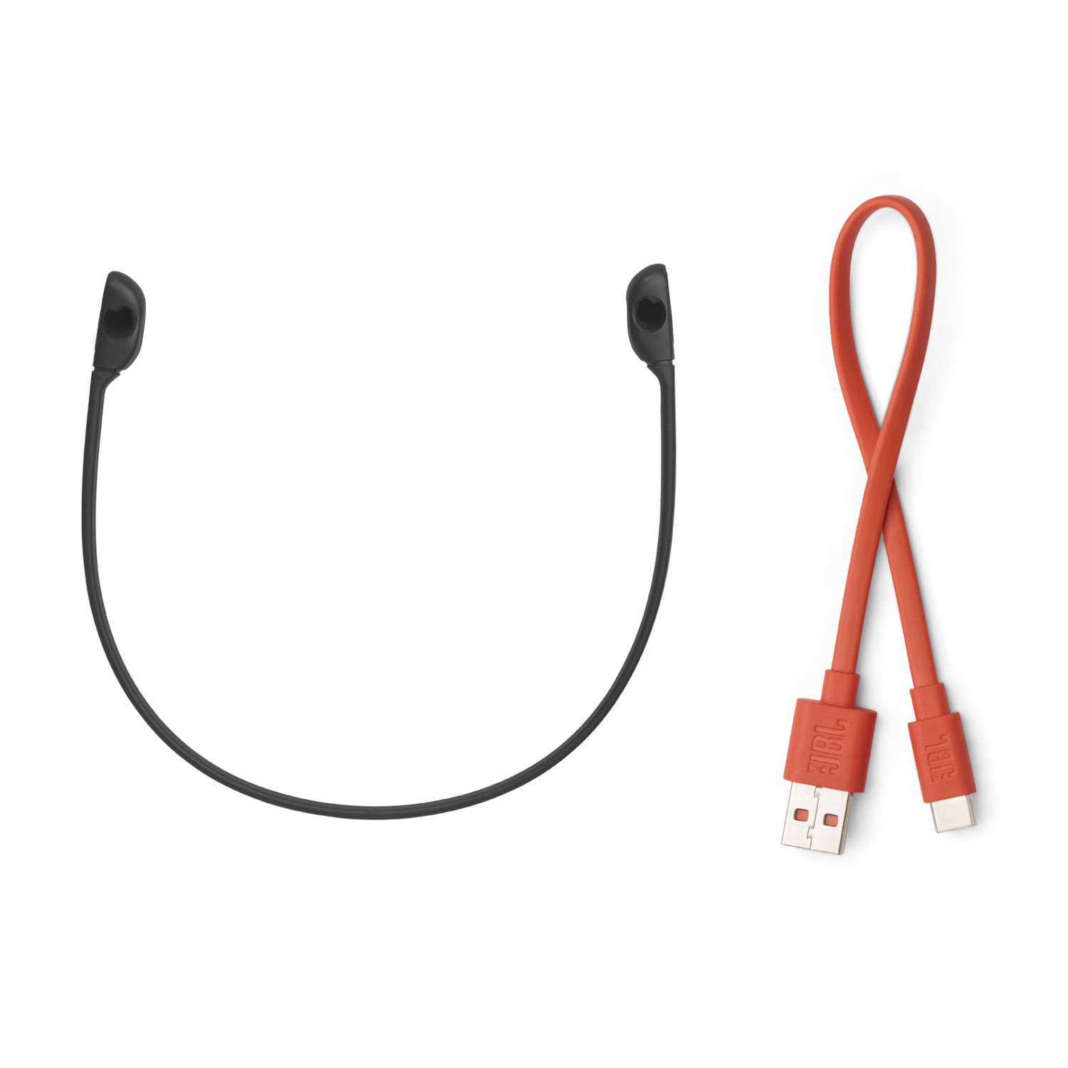 Câble de casque noir et câble USB-C orange sur fond blanc.