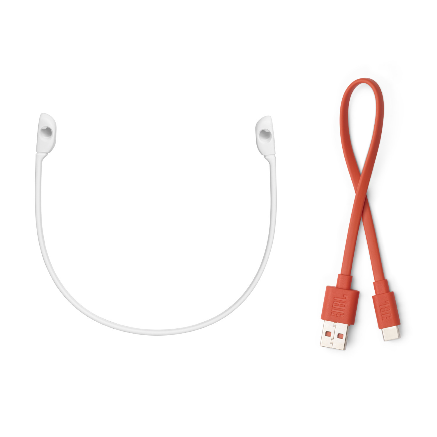 Deux écouteurs blancs et un câble de charge USB-C rouge et blanc sur fond blanc.