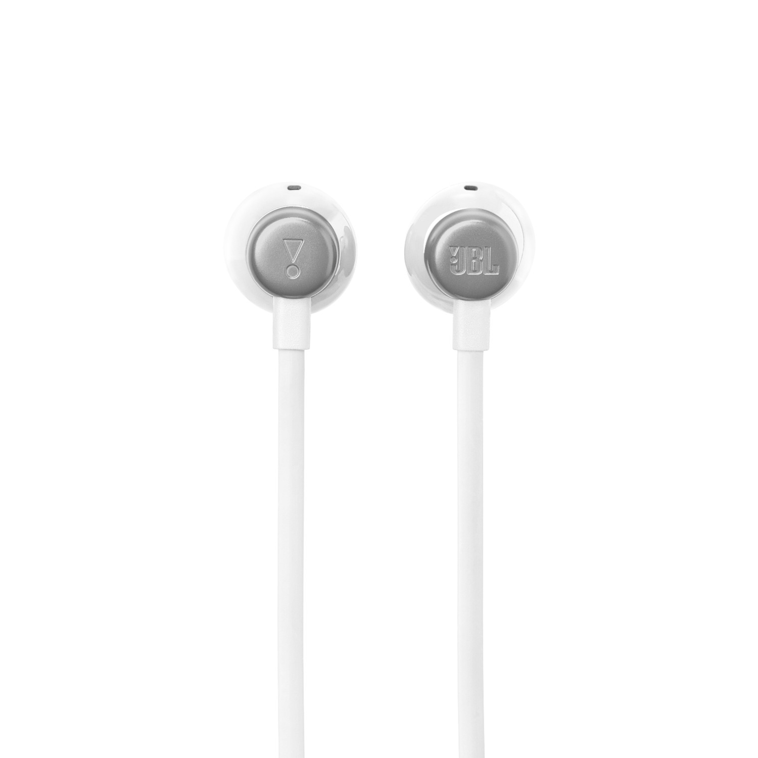 Twee witte oortelefoons met witte snoeren, op een witte achtergrond.