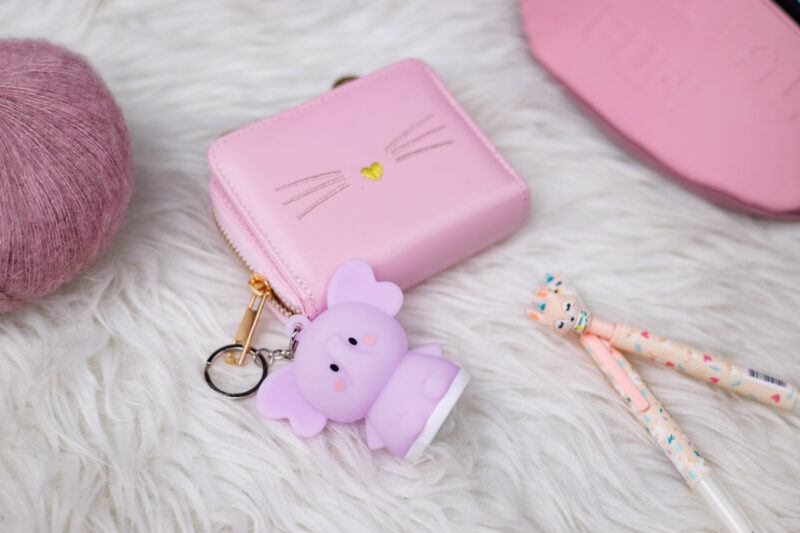 Duży telewizor LG UHD AI ThinQ z kolorową abstrakcyjną grafiką.