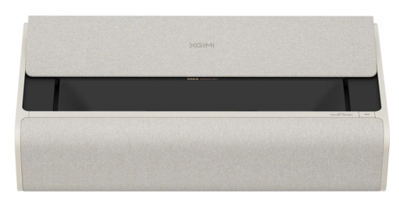 Kremowy, prostokątny projektor z materiałową osłoną i marką XGIMI.