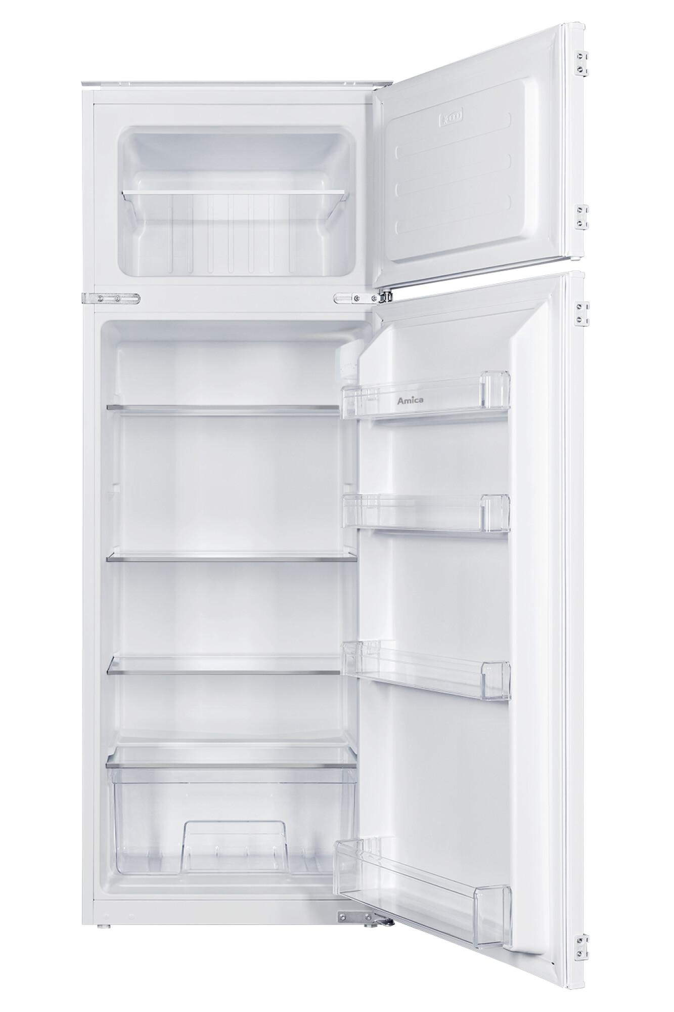 Weißer Kühlschrank mit offener Tür, zeigt die inneren Regale.