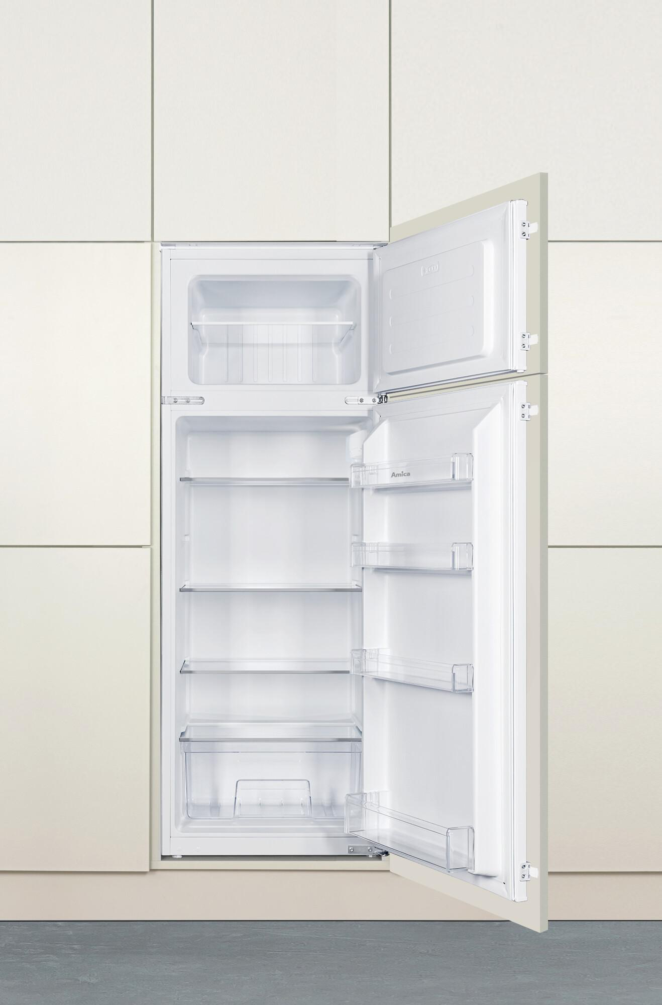 Weißer Kühlschrank mit geöffneter Tür. Die Innenregale und Fächer sind sichtbar.