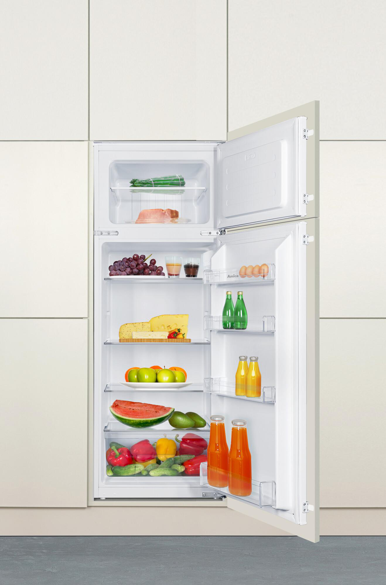 Ein Kühlschrank mit geöffneter Tür, der Lebensmittel auf den Regalen zeigt.