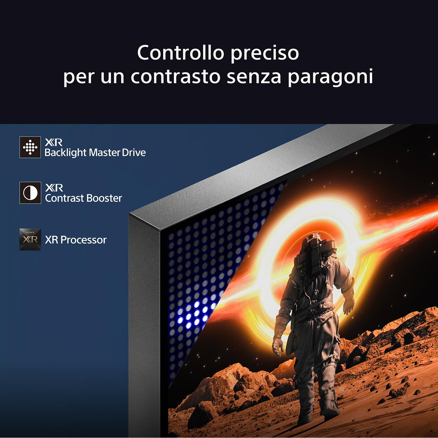 Una persona che cammina davanti a uno schermo con una luce intensa dietro di sé.