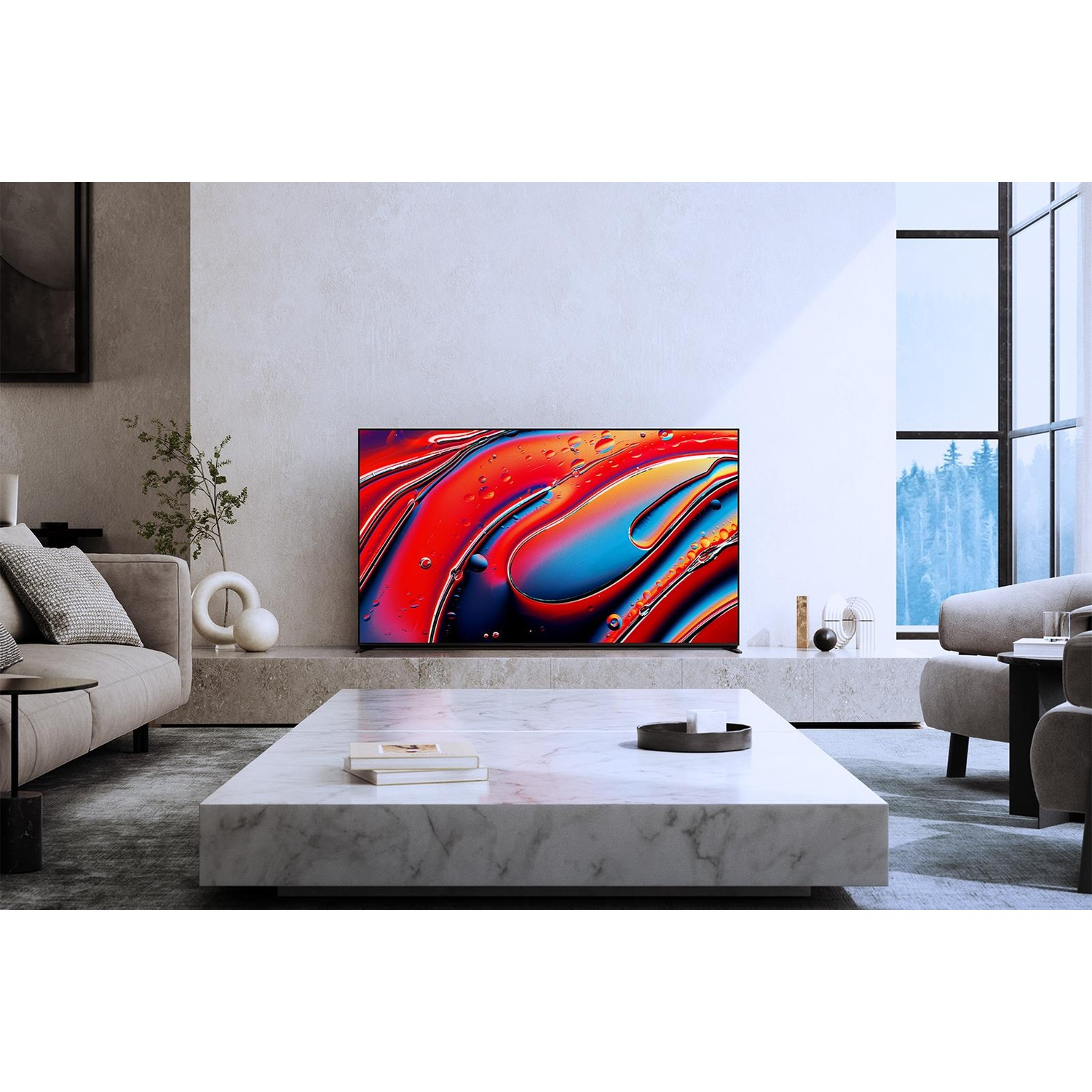Un grande schermo TV mostra arte astratta colorata. È in un salotto moderno.