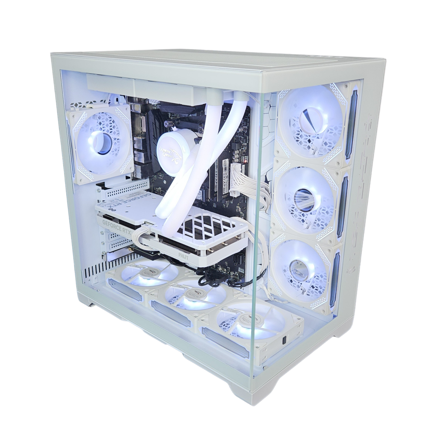 Witte computerkast met componenten. Witte vloeistofkoelbuizen en witte ventilatoren. Witte achtergrond.