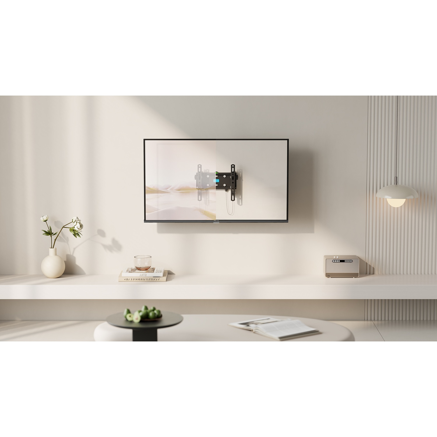 Un moderno soggiorno con una TV montata a parete e una mensola bianca con decorazioni.