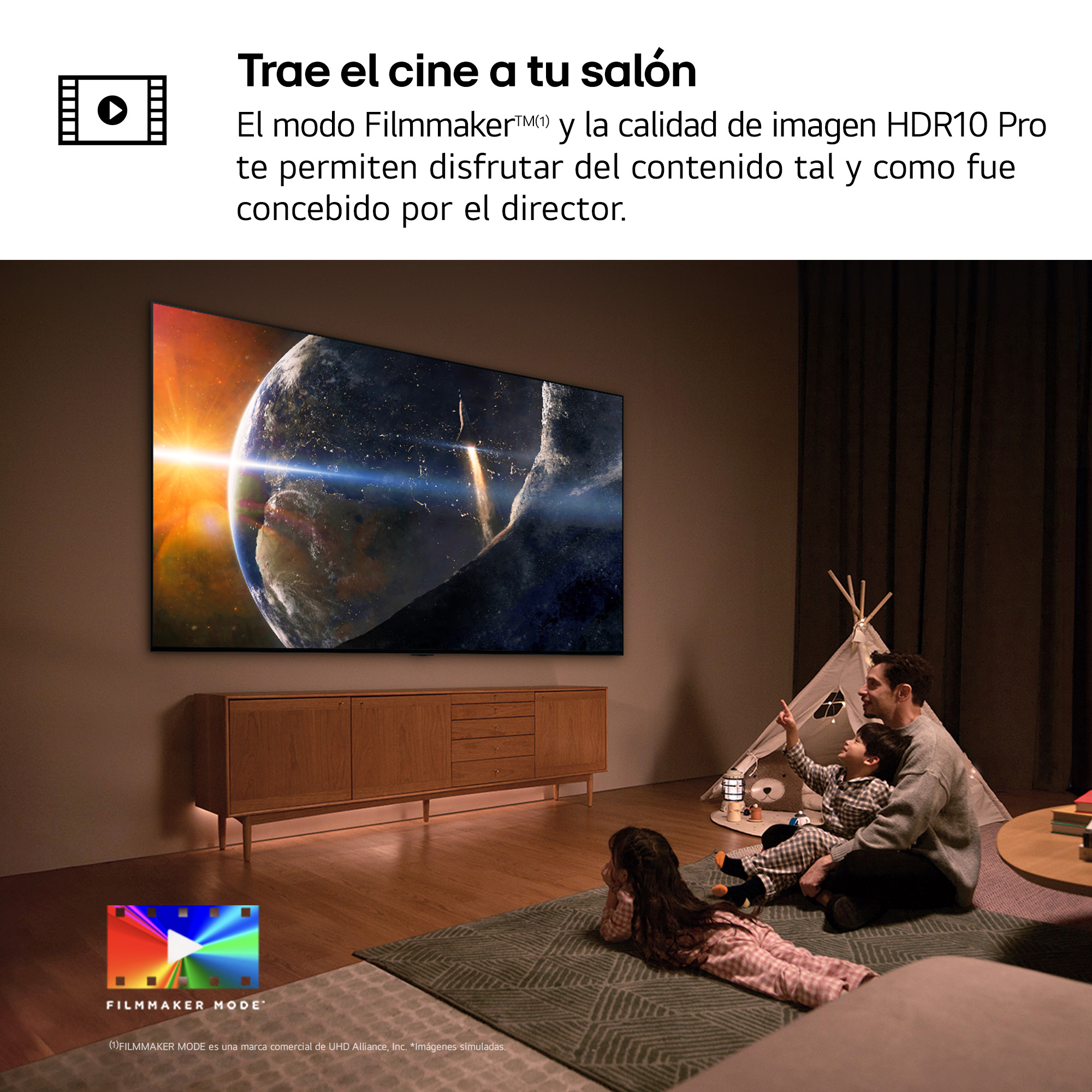 Una familia ve una gran pantalla de televisión, con el océano y una escena espacial.