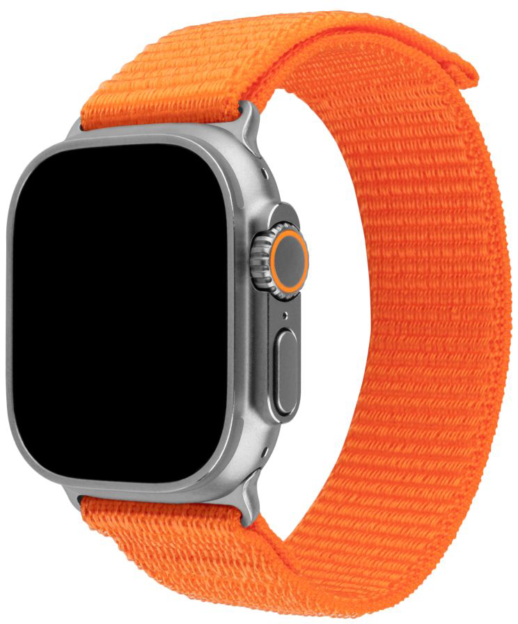 Egy ezüst Apple Watch Ultra narancssárga szíjjal, fekete képernyőt mutatva.