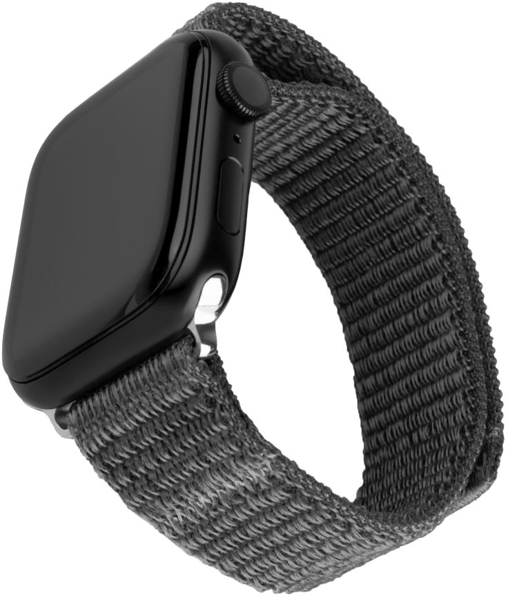 Fekete Apple Watch szürke-fekete szőtt szíjjal. Az óra a koronával és a gombbal ellátott oldalát mutatja.