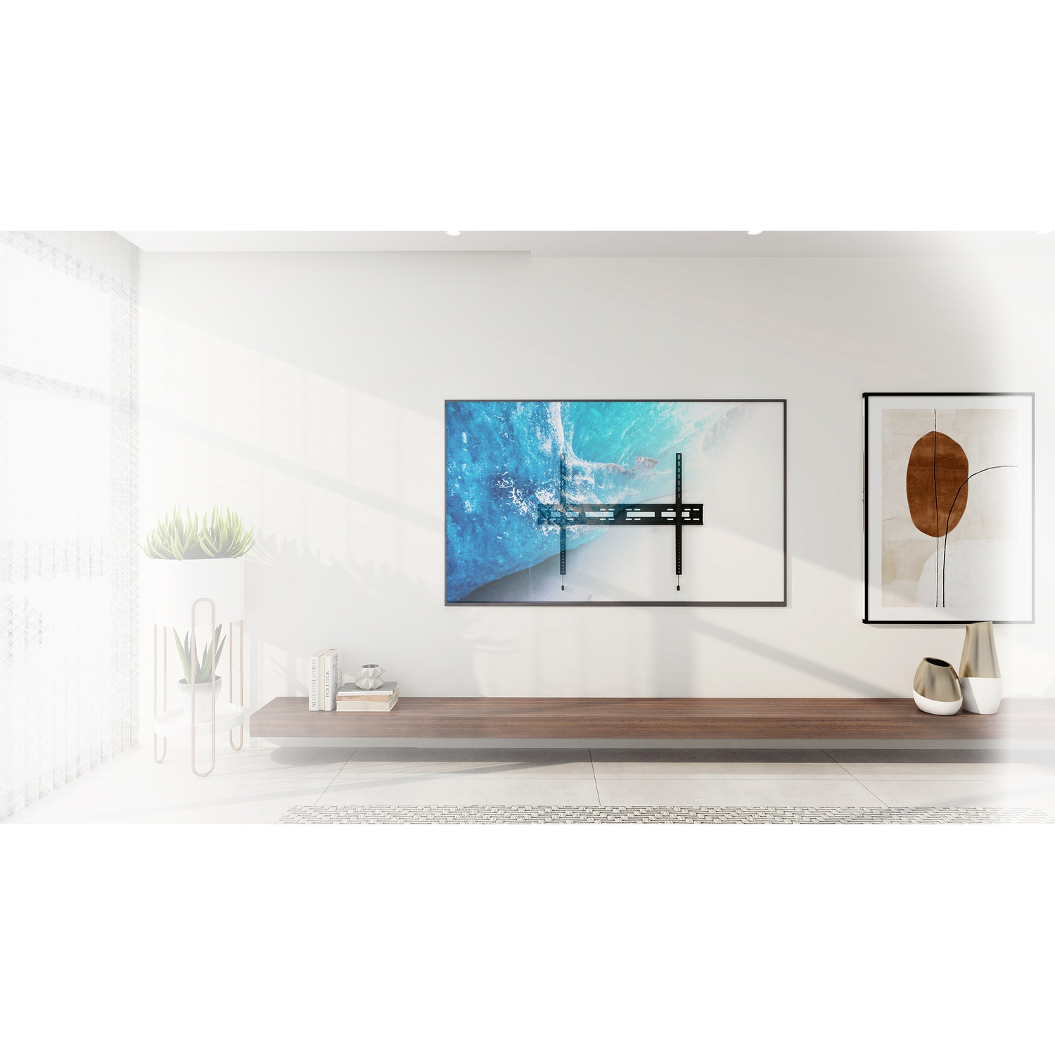 TV montata a parete con staffa. Mensola in legno marrone sottostante. Arte e pianta ai lati.