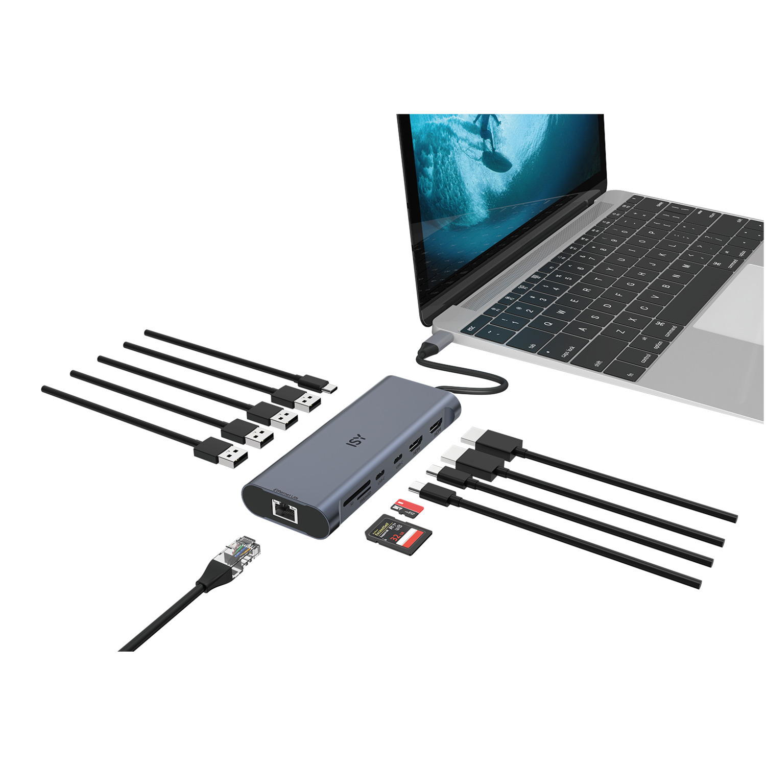 Un ordinateur portable connecté à un hub avec plusieurs ports et câbles, avec une carte SD et un adaptateur.