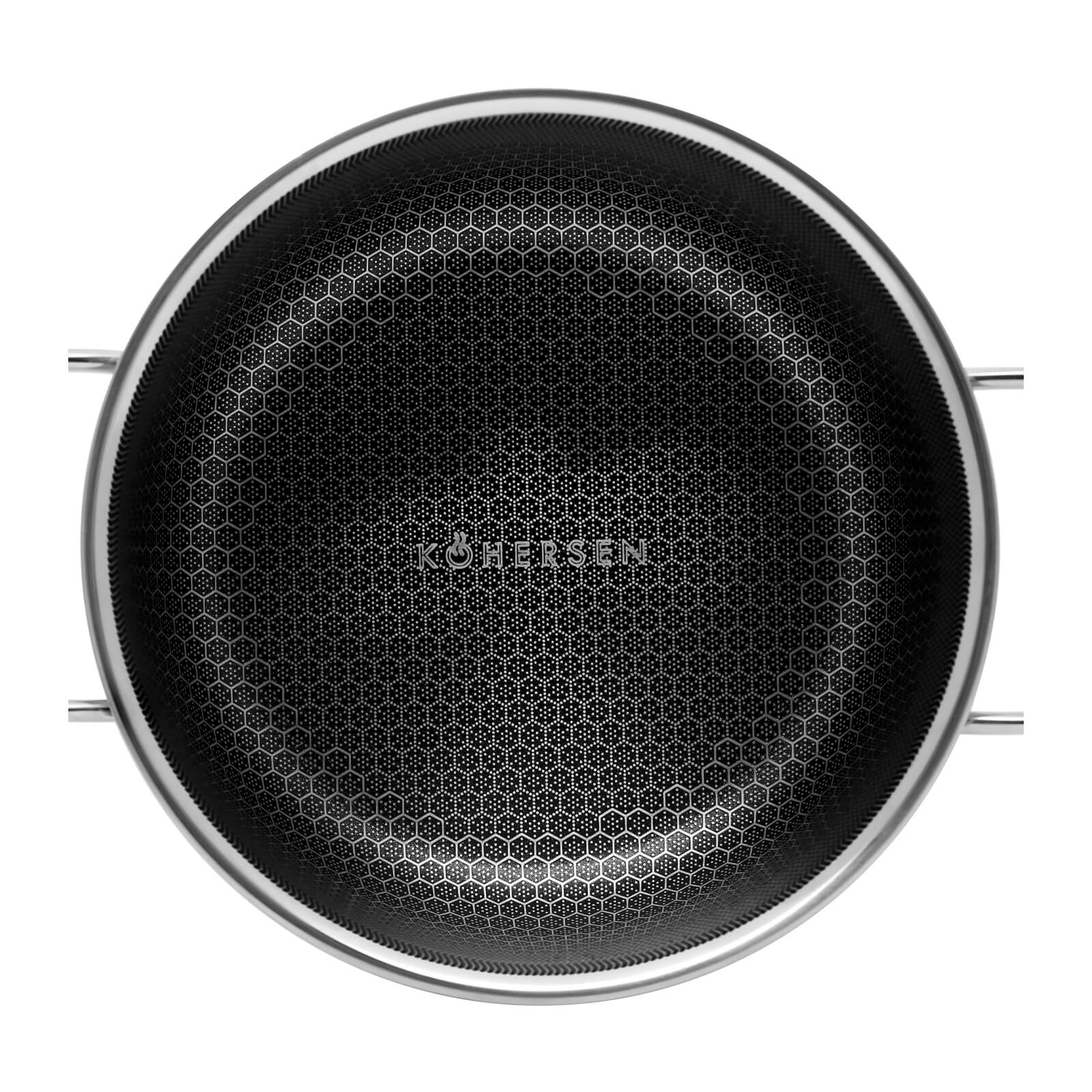 Czarna patelnia z wzorem plastra miodu, widok z góry.