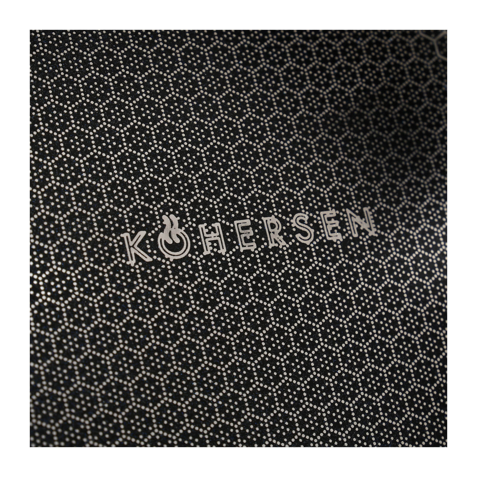 Garnek do gotowania na parze ze stali nierdzewnej. Parowar stoi na większym garnku.