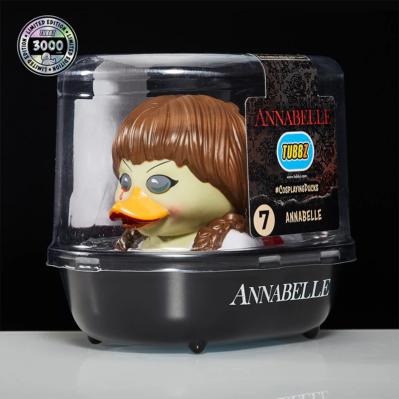 Annabelle Tubbz kacsa bemutató tokban, fekete alappal és háttérrel.
