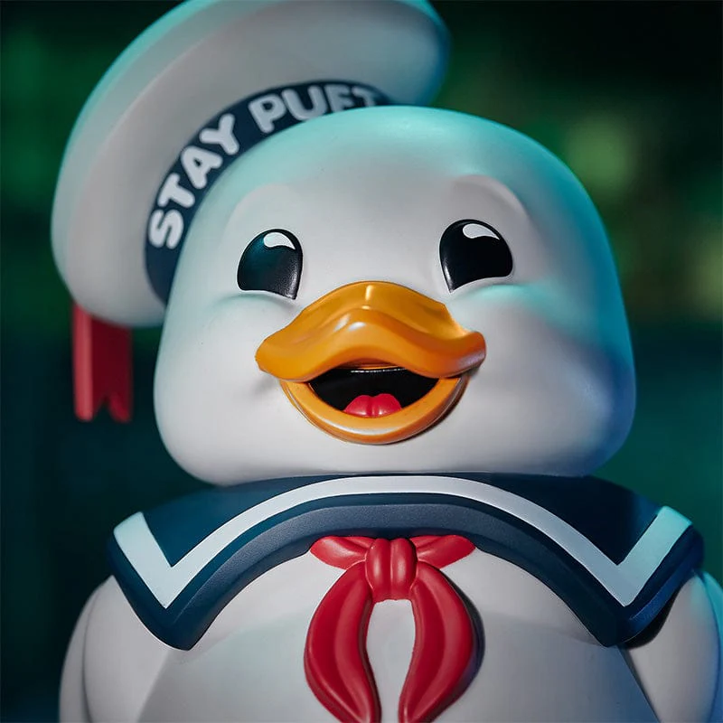 Stay Puft Marshmallow Man játék. Fehér, kék és piros színek. Mosolygó arc.