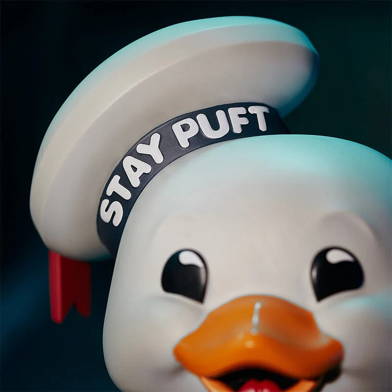 Közelkép a Stay Puft Marshmallow Man figuráról, matrózsapkában a 'STAY PUFT' felirattal.