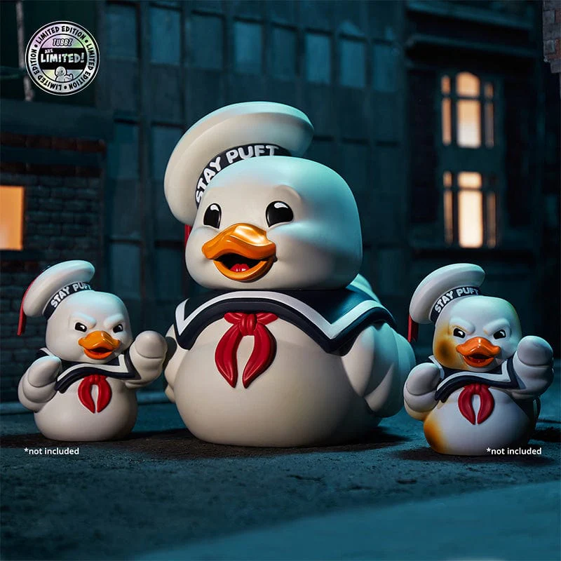 Három Stay Puft Marshmallow Man figura, egy nagy és két kisebb, az utcán.