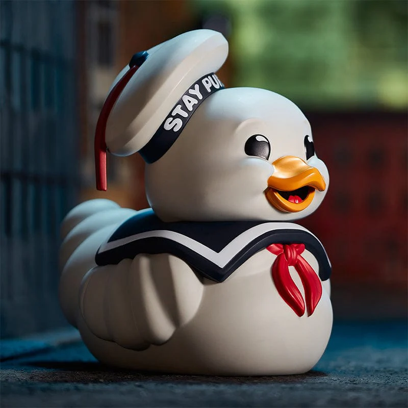 Kacsa játék tengerészsapkával, 'STAY PUFT' felirattal.