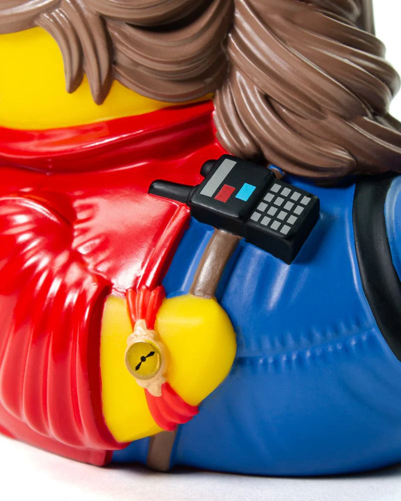 Egy Lego figura walkie-talkie-val, órával, piros és kék ruhában.