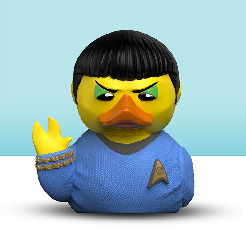 Egy gumikacsa Spockként a Star Trek-ből, kék egyenruhában, kézmozdulatot tesz.