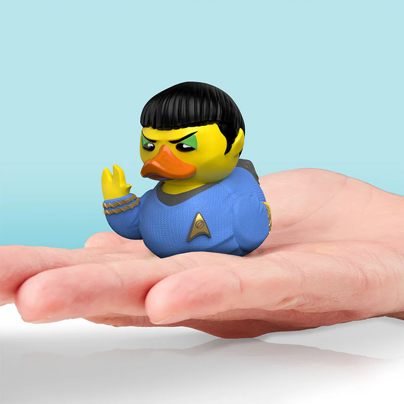 Egy Star Trek kacsa játék egy kézben, vulkáni üdvözlést csinálva.