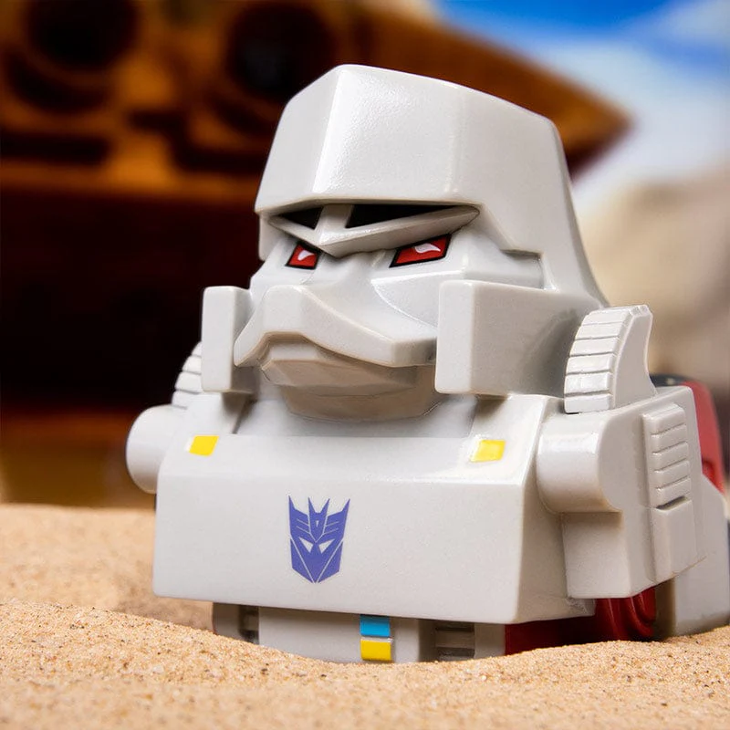 Egy Transformers játék. Megatron feje látható, egy sivatagi jelenetben.