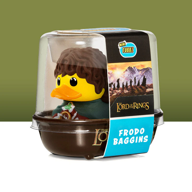 Egy Frodo Baggins gumikacsa egy átlátszó tartóban. A kacsa Frodónak van öltözve, egy címkével.