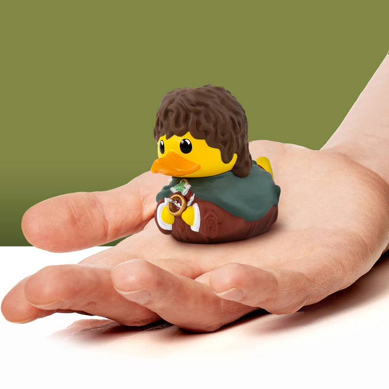 Egy hobbitnak öltözött gumikacsa, kézben tartva. A kacsa sárga és zöld.