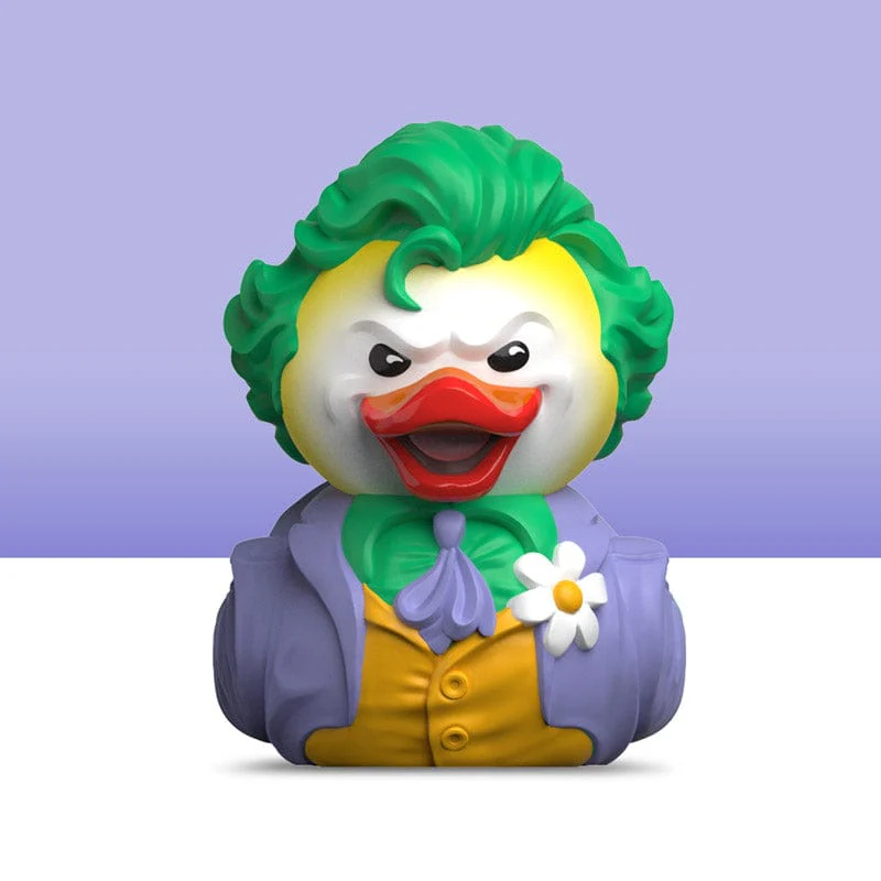 Joker témájú gumikacsa zöld hajjal, lila öltönnyel és egy fehér virággal.