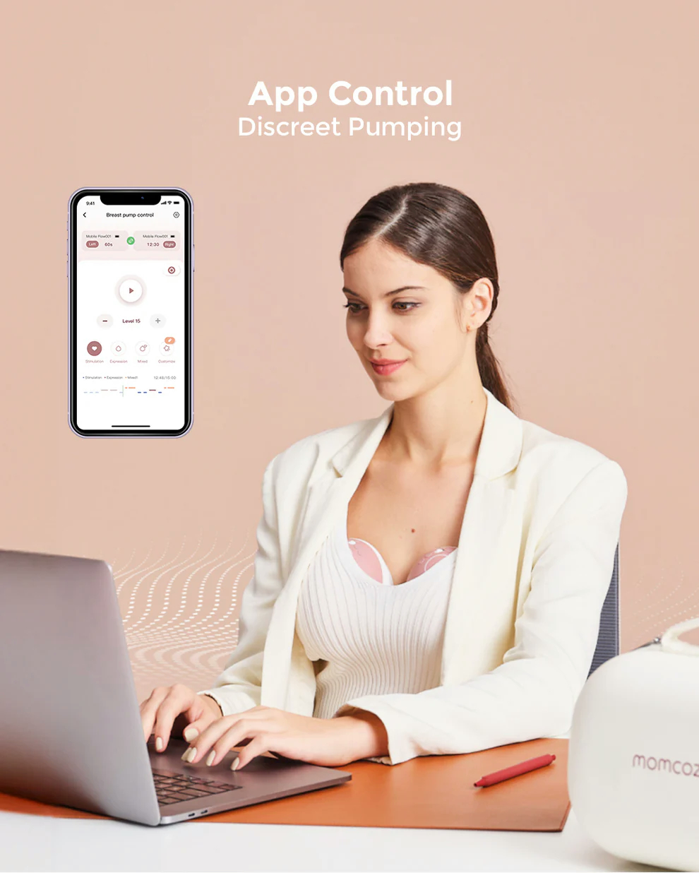 Frau benutzt Laptop mit Brustpumpe, Telefon-App sichtbar. Text: "App Control, Discreet Pumping". Hintergrund ist rosa.