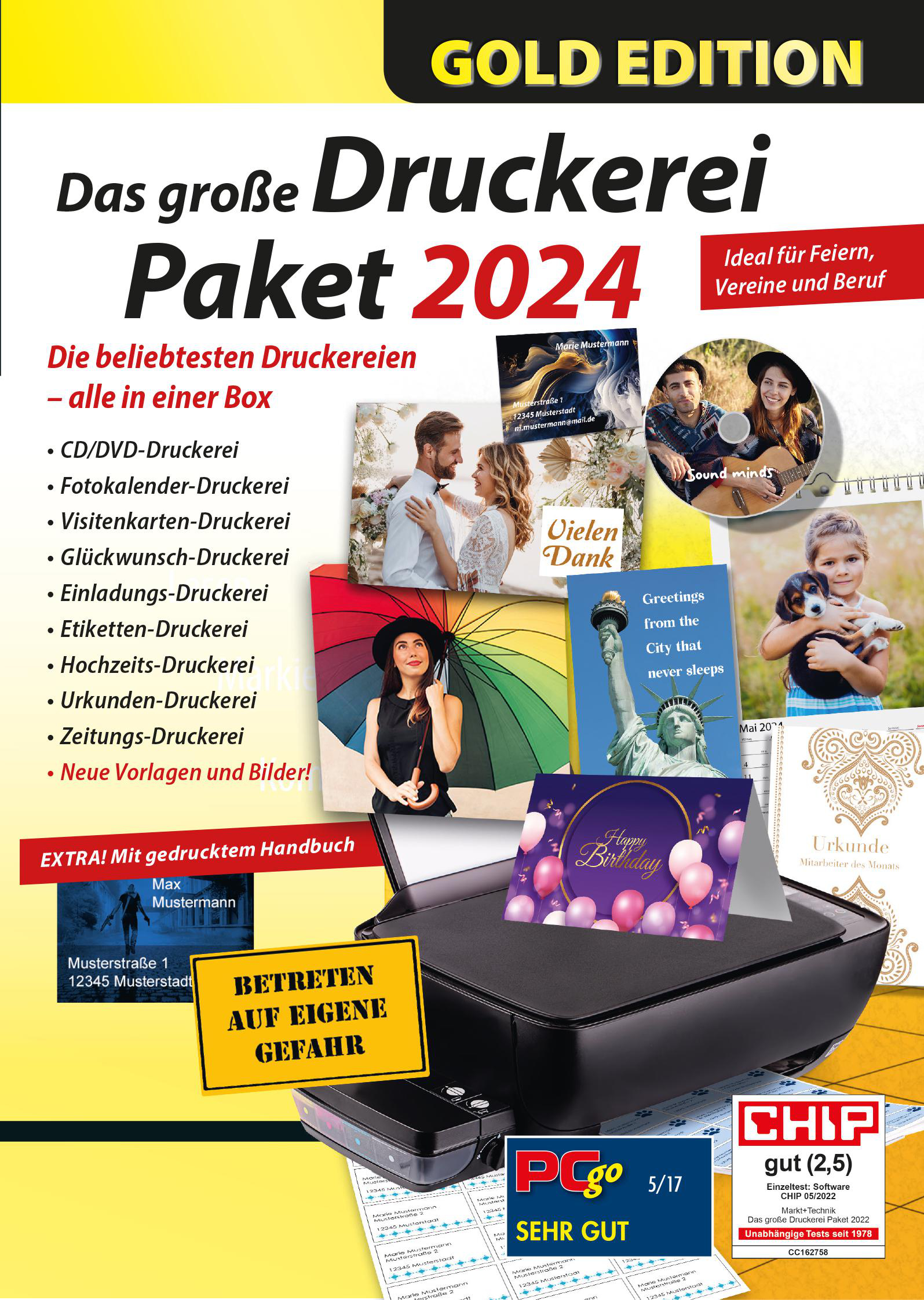 Drucker mit bunten Postkarten und den Worten 'Betreten auf eigene Gefahr'.