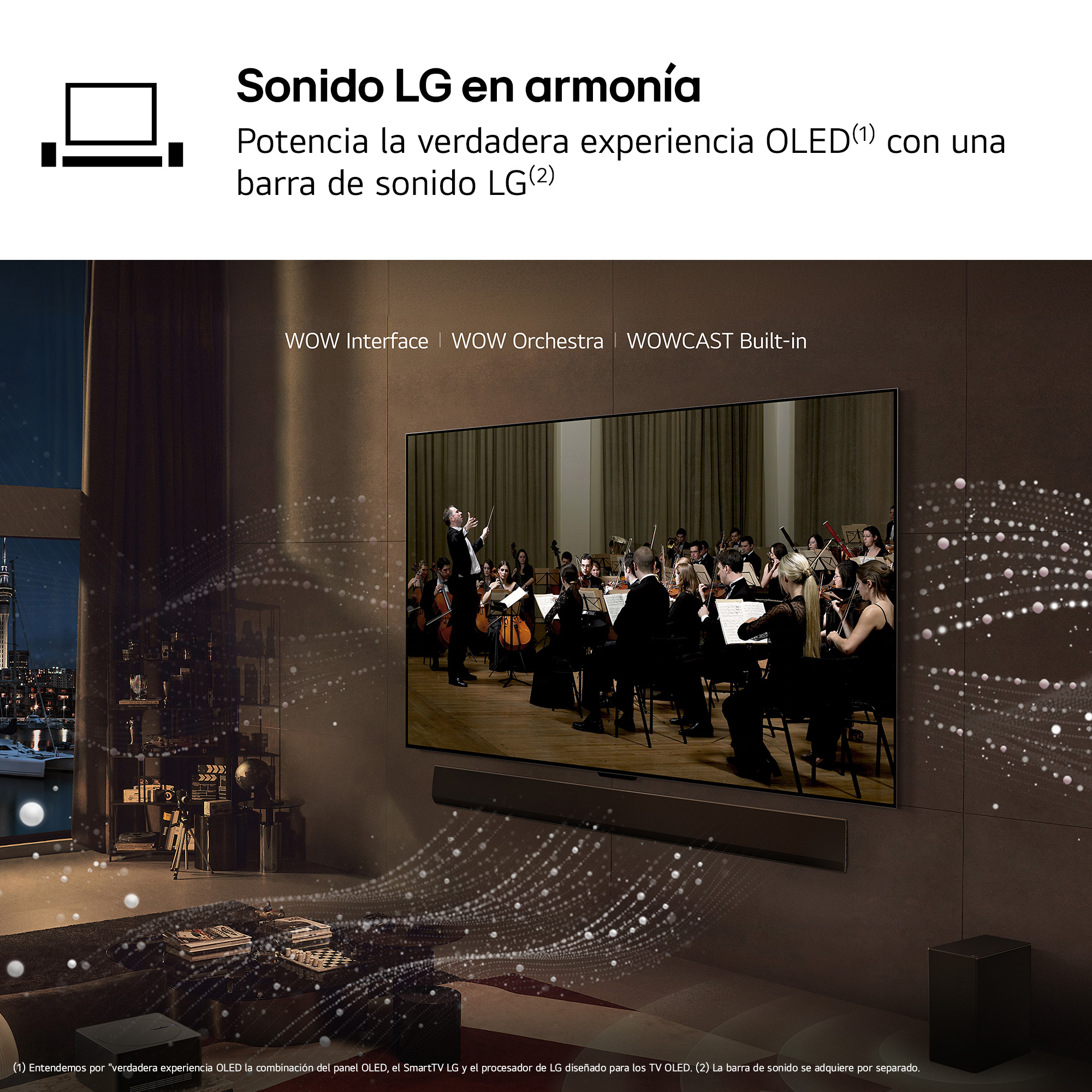 Una pantalla de TV muestra una orquesta tocando frente a una sala de estar moderna.