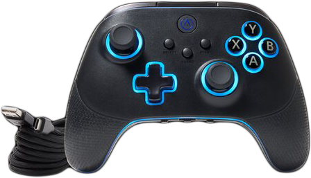 Egy fekete játékvezérlő kék fényekkel a gombok és joystickok körül. USB-kábel csatlakozik.