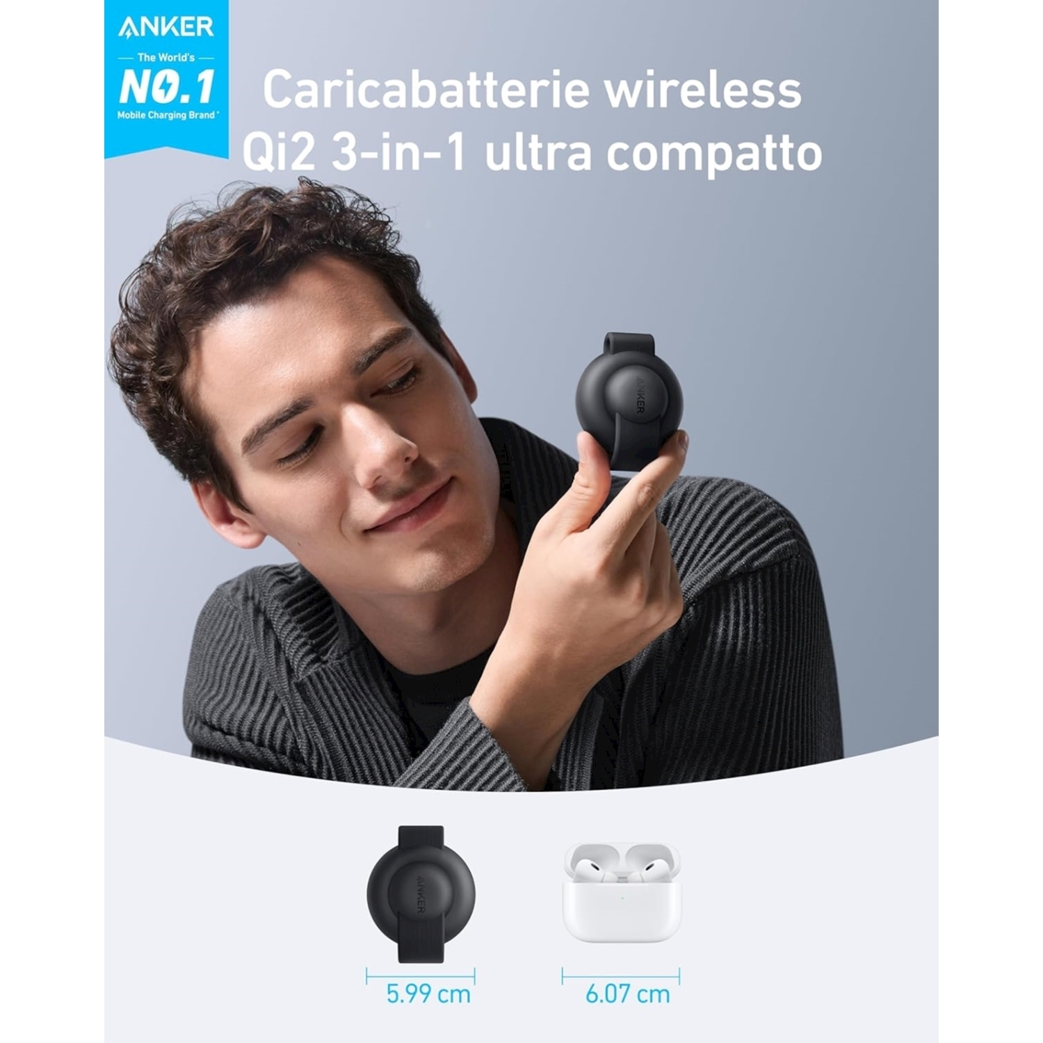 Un uomo tiene in mano un caricatore wireless, accanto a un piccolo caricatore e auricolari.